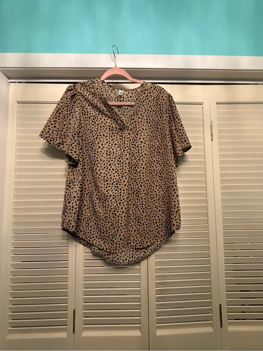 Women's Short Sleeve V-Neck Animal Print Blouse - Tan/Black